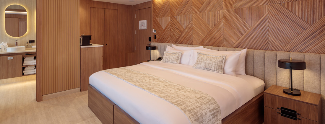 King-bed-in-luxurious-onboard-room Kind be in luxurious onboard room